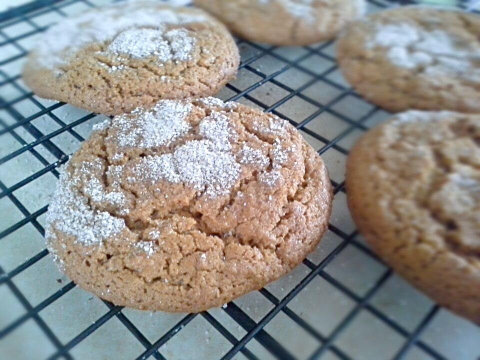 Chewy molasses cookies with allspice sugar dusting/Fe's kitchen